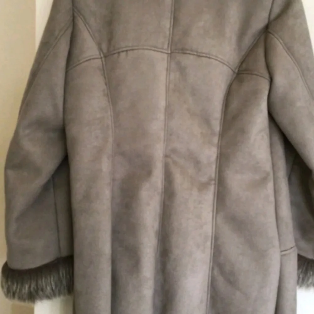 Chico's Elegant Beige Faux Fur & Suede Womens Coat SIZE 2 - Picture 4 of 8